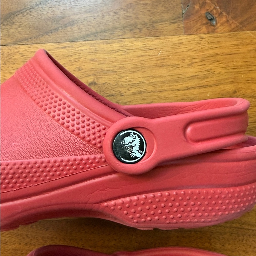 Crocs Unisex Classic Red Clogs Size Women 7 / Men 5 - Picture 5 of 8